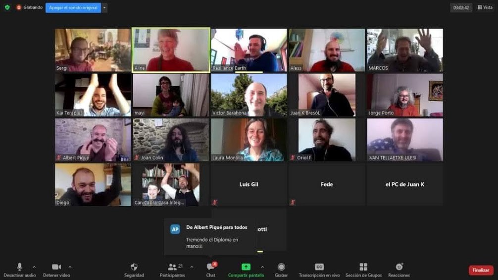 Una sesión online de la Academia de Permacultura Íbera, acreditando el Diploma de una de las personas diplomándose