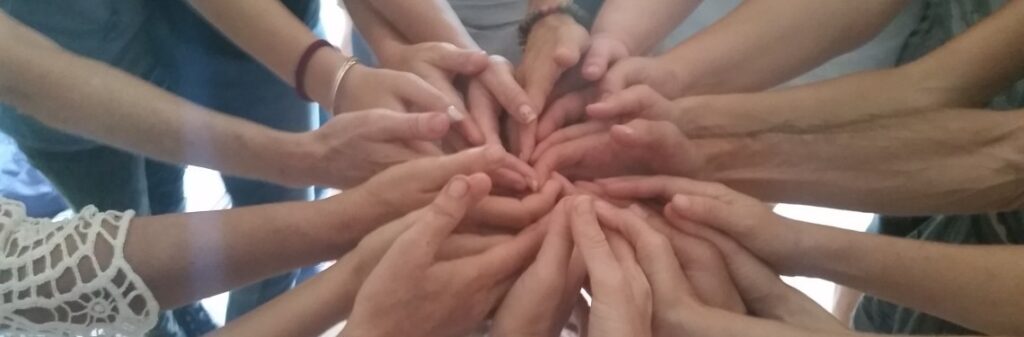 Colaboración, apretón de manos grupal, en un curso con Robin Clayfield, en Mallorca, organizado por PermaMed